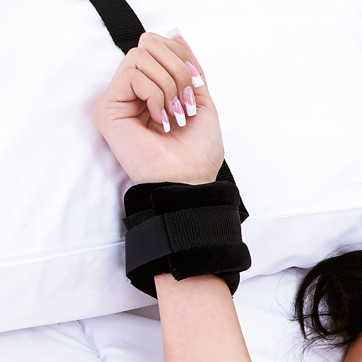 Lux Fetish Фиксирующие черные ремни для пар Bondage Bed Strap